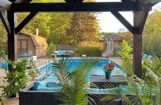 RESORT HOME, POOL, COVERED HOT TUB/HEATED FIRE PIT, INFINITY DIGITAL GAME TABLE.