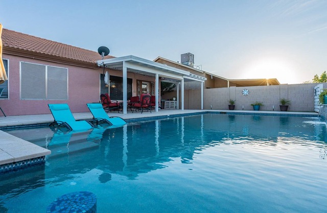 Resort Like, 12 min From Airport, Heated Pool & HotTub K2