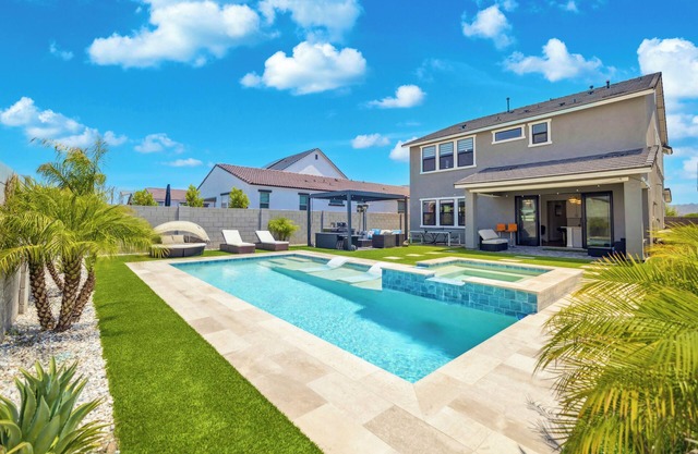 Resort style 4-bedroom house, heated pool/hot tub, fitness room in Queen Creek