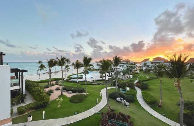 resort style beach front condo on the top floor!