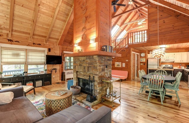 Respite at Big Canoe - Wood-burning fireplace, bright interiors, Wifi