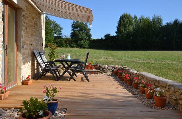 Restful and relaxing holiday cottage in South West France with swimming pool