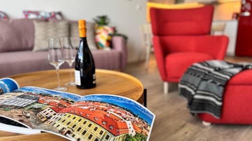 Restful Moments with 2x Bathroom and 2x Bedroom with King Beds, Parking and Workspace