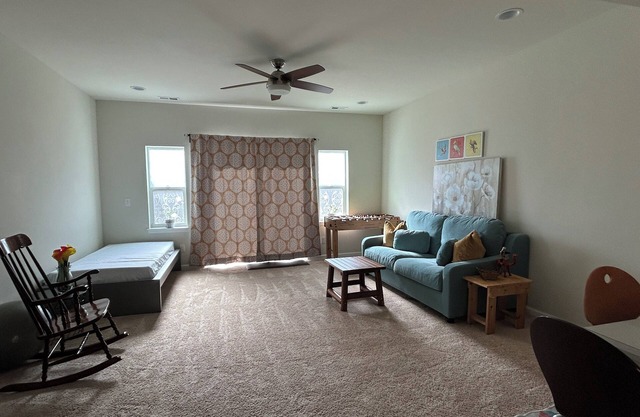 Restful townhome with a separate entrance in Renton. Close to lot of amenities.