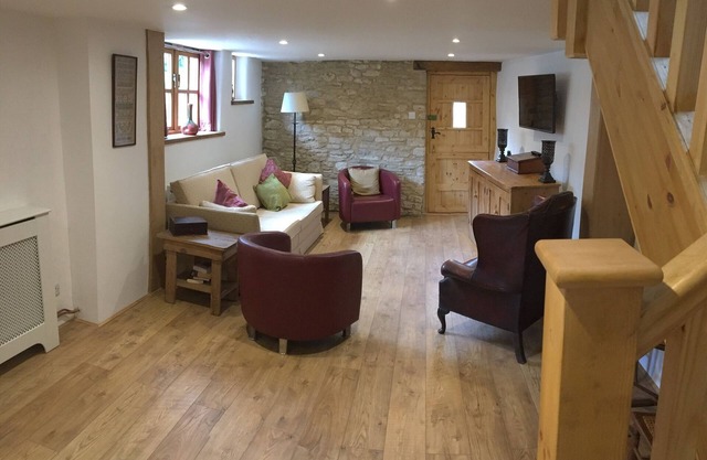 Restored Cotswold barn - The Barn - in the centre of Burford