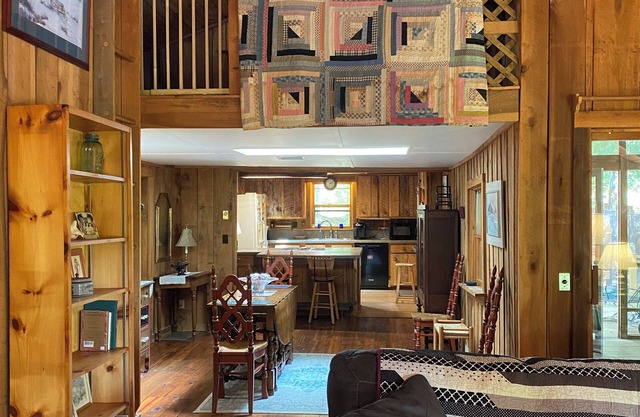 Retreat by the RivahnExperience this three bedroom custom built cabin, sleeps 8n