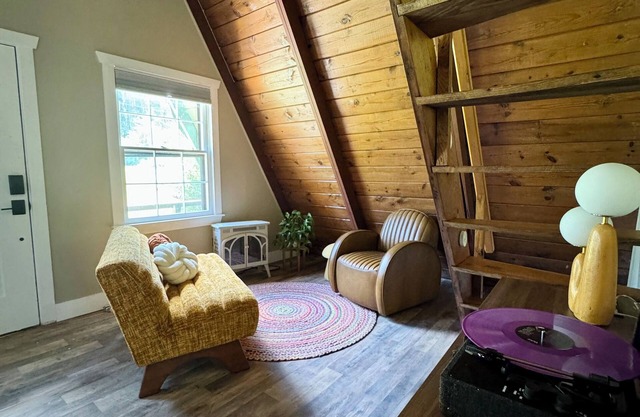 Retro A-Frame Cabin in Fancy Gap minutes from the Blue Ridge Parkway