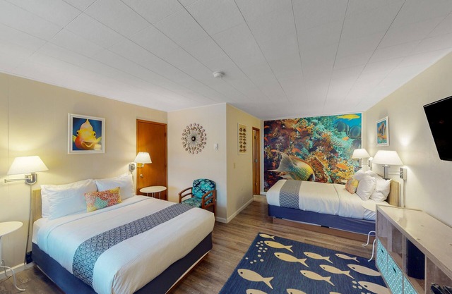 Retro beach experience with fast WiFI - walk to downtown shops & eateries