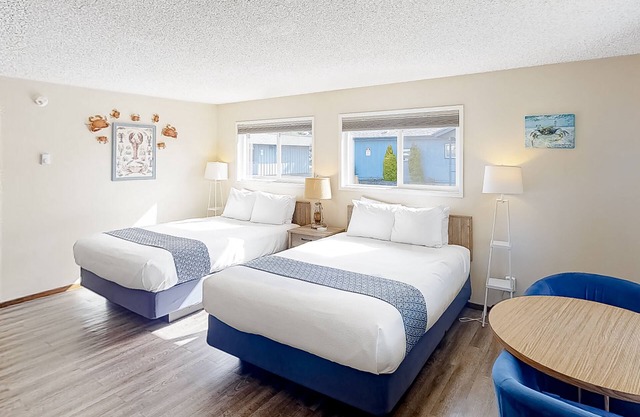 Retro beach gem with fast WiFI - walk to downtown restaurants