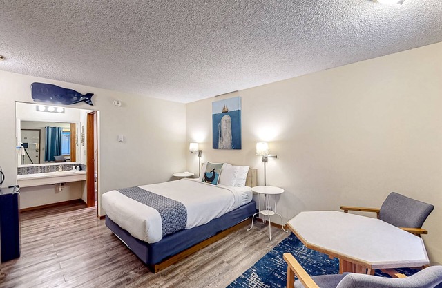 Retro beach hideaway with fast WiFI - walk to downtown attractions