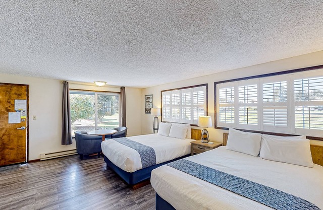 Retro beach suite with fast WiFI - walkable to downtown hot spots