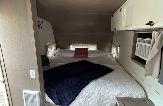 Retro Camper king size bed