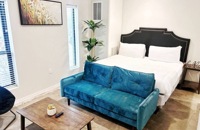 Retro Elegant Studio (136)