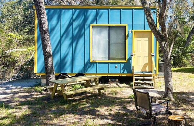 Retro Retreat Tiny Lodge – A Vintage Outdoor Escape