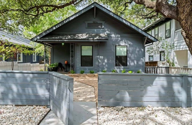 Retro SoCo Home w/Heated Cowboy Pool! Near ACL!