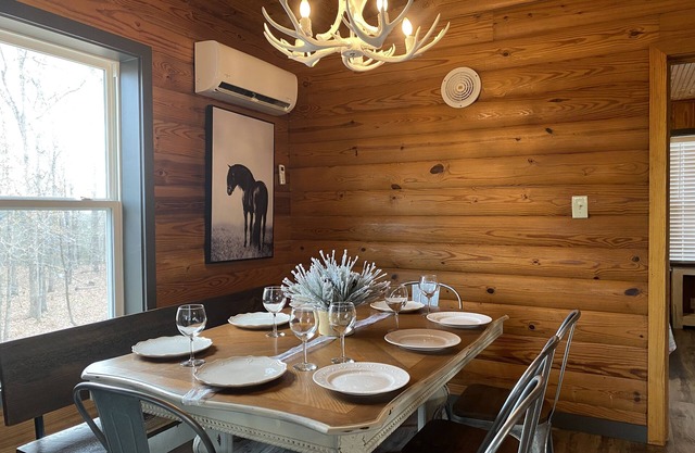 Ride 2 WPG trails, King, Mnt Cabin, Fast WiFi Firepit, Paved, Circle dr parking