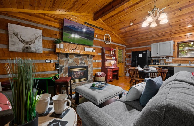 ✨Right off of the parkway! Private hot tub,jacuzzi tub,fireplace,grill☕️