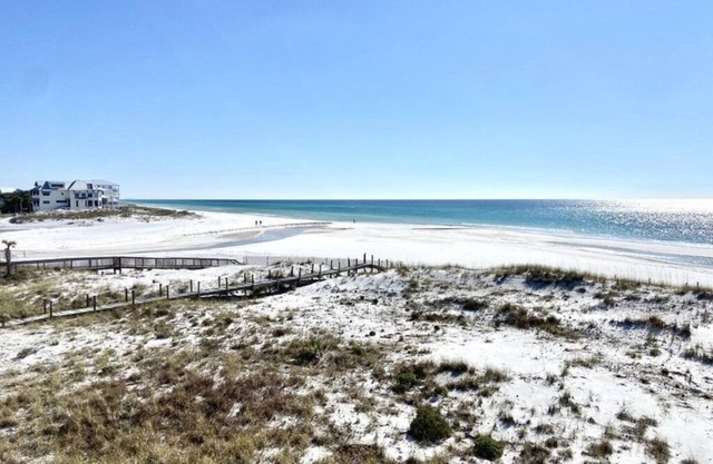 Right on the Beach ~ An Emerald Oasis ~ Pool ~ 1BR 1BA ~ King & Bunks