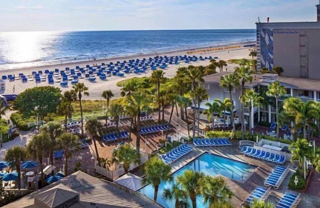 Right on the Beach! Relaxing Unit for 4 with Pool, Hot Tubs and Water Slides!