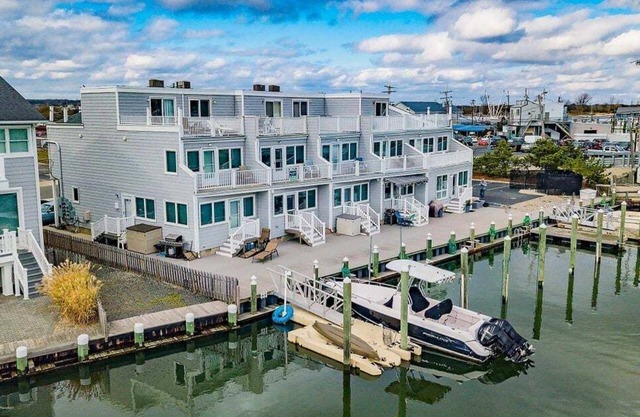 RIV1001 | Waterfront 3BR 2.5ba Townhouse w views, parking, go fishing/crabbing anytime!
