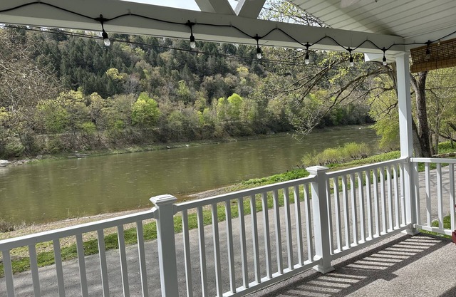 River Front Cottage with Breathtaking view of Allegheny River