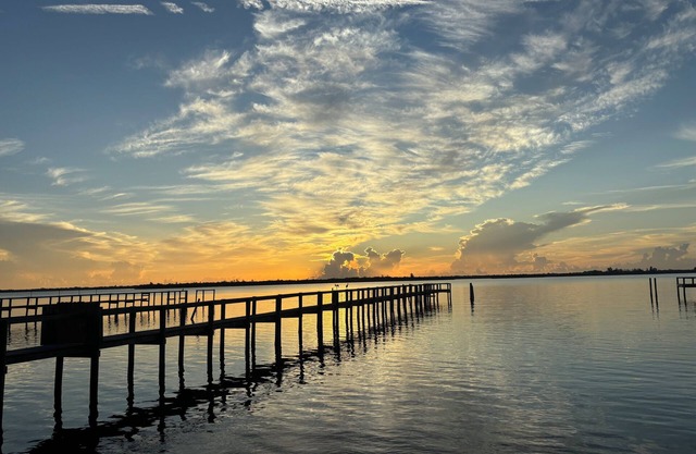 River HousenEnjoy fishing, boating & birding from large family home on the river