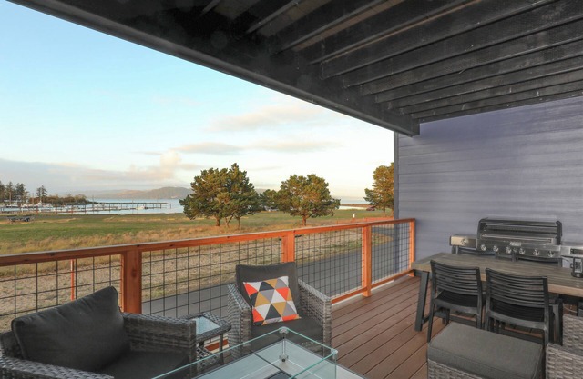 River & Marina View: Hammond Townhome w/Hot Tub