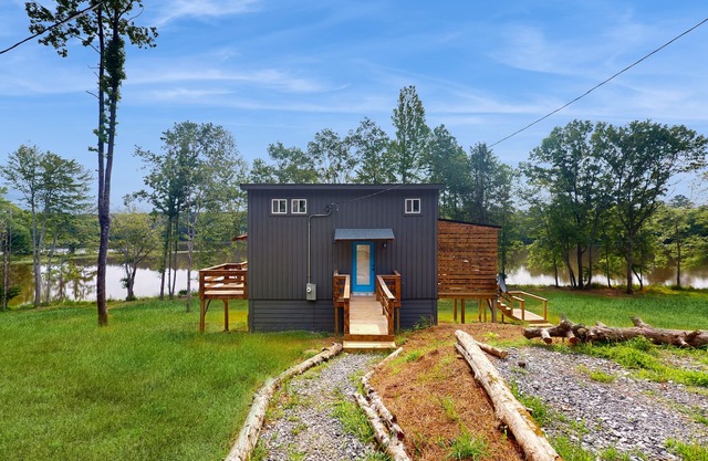 River-view home with fire pit, grill, nearby attractions