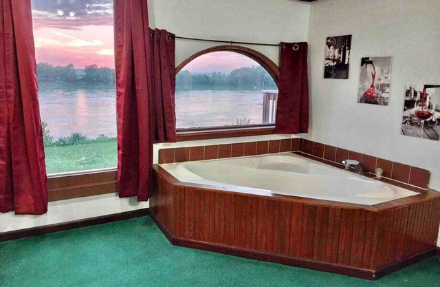 Riverfront 2 bdrm Jacuzzi Cabin w/Sunset Balcony