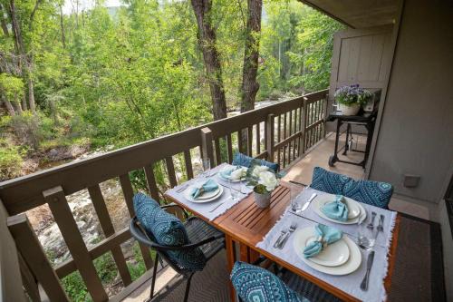 Riverfront 2 BR - Steps to Town - Pool & Hot Tub