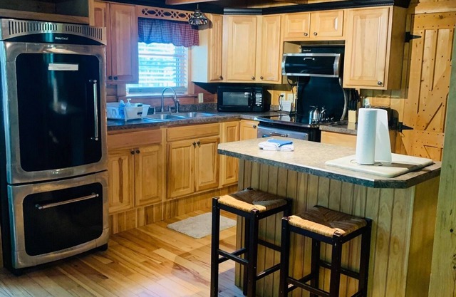 RIVERFRONT 2 STORY, 4 BR, 2 Bath, Washer/Dryer, HOT TUB, Pet Friendly