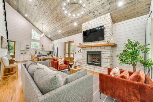 Riverfront Broken Bow Cabin with Private Hot Tub!