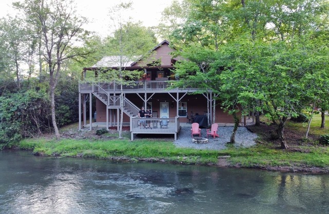 Riverfront Cabin w/Porch & Firepit - Peaceful Retreat Near Murphy, NC.
