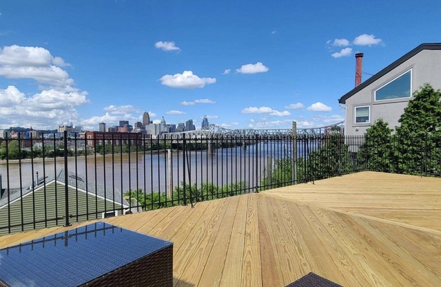 Riverfront Oasis: 5 Min to DT Cincinnati