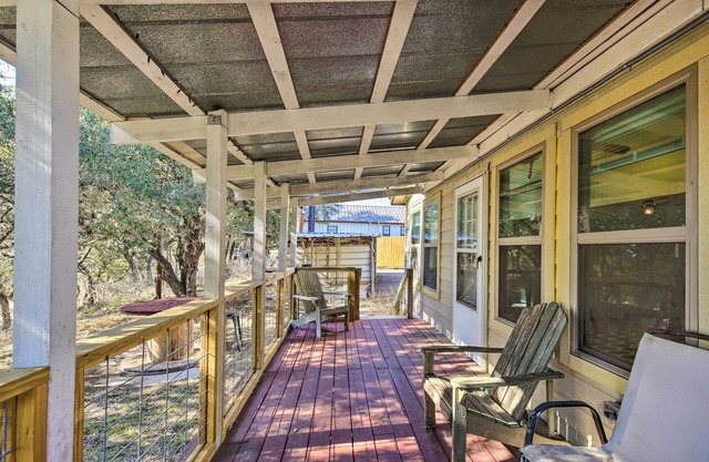 Riverfront Pipe Creek Home w/Kayaks & Grill!