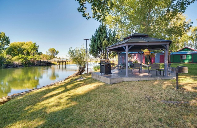Riverfront Resort Cabin ~ 21 Mi to Crater Lake!