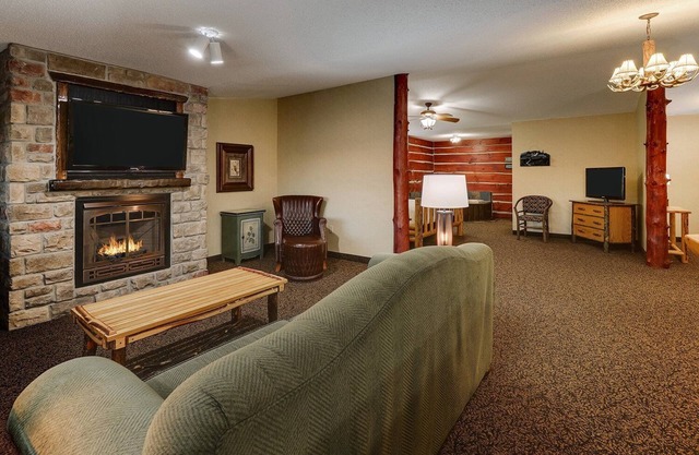 Riverfront Rustic Retreat w/Indoor/Outdoor Pool & Whirlpool, Parking