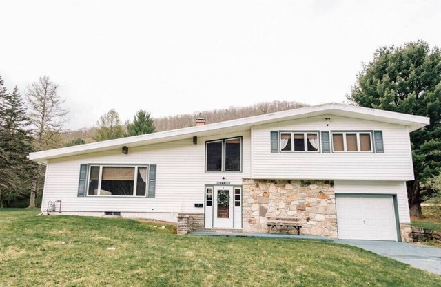 Riverfront with Pool & Grill | Canyon Creek Lodge