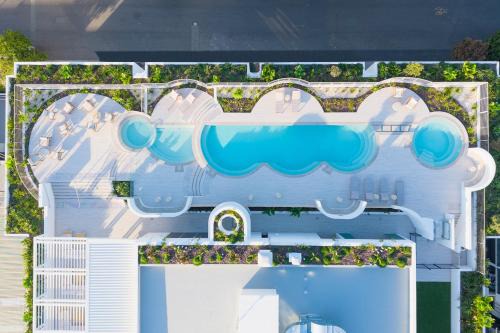 Riverside 2BR Apt with Amazing Rooftop Pool & Parking