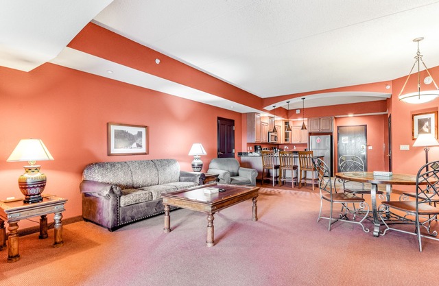 Riverside resort condo with full kitchen, on-site golf & waterpark add-ons