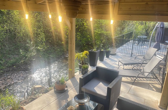 Riverside Two Bedroom Townhouse in Abergavenny with Car Charger.