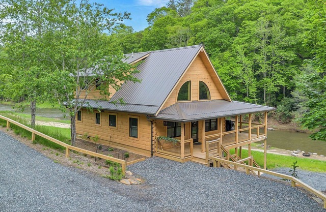 Riverstead Cabin - Riverfront + Wrap Around Porch + Smart TVs + Gas Fireplace + Hot Tub