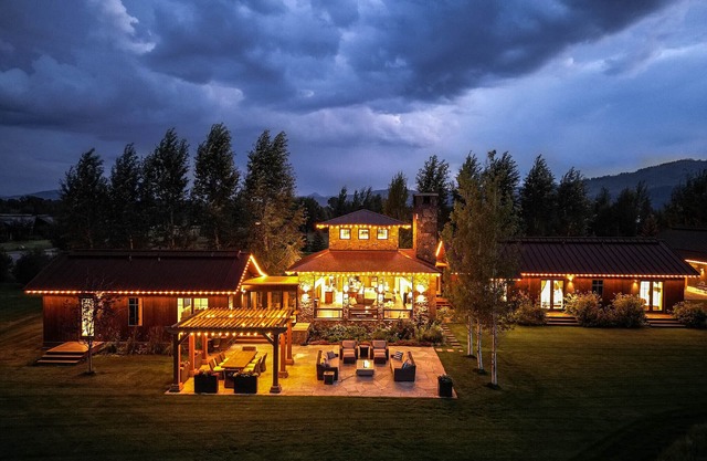 RMR: Teton Manor w/Outdoor Oasis, Views & Pond in Wilson,WY