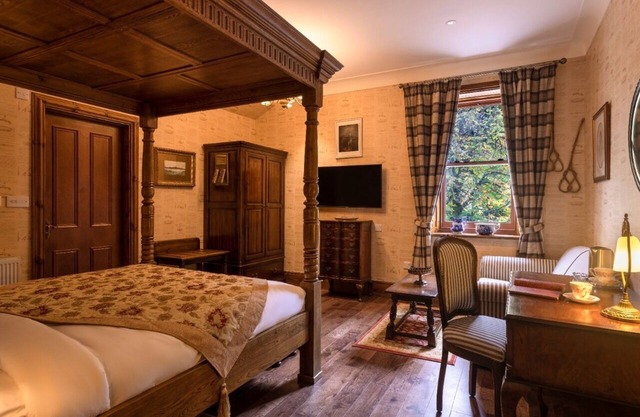 Robert Burn Suite - A Four Poster Bed