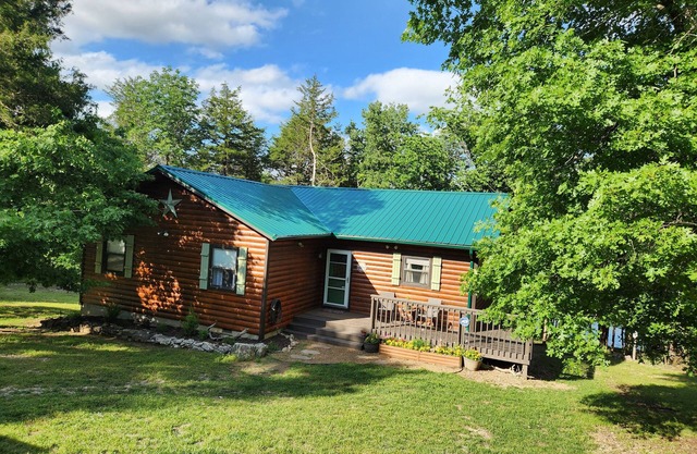 Robin's Nest-3 bedroom 2 bath waterfront cabin on Table Rock w/Wi-Fi & hot tub