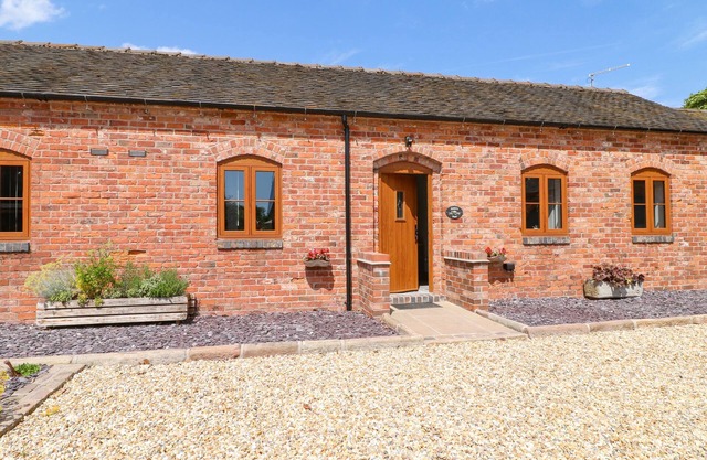 ROBIN'S REST, character holiday cottage in Blythe Bridge
