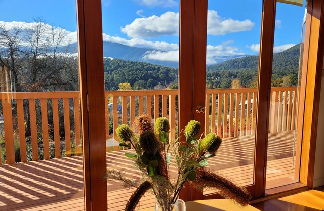 Robley Views, Winter escape, spacious home, spectacular views, walk to town.