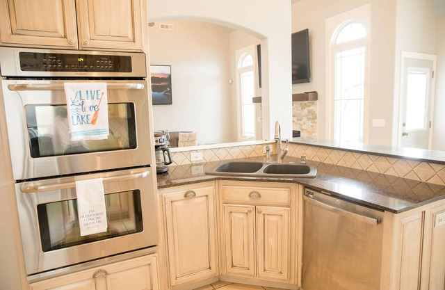 Robyn's Nest on Beaver Lake, Pool Table & Playroom