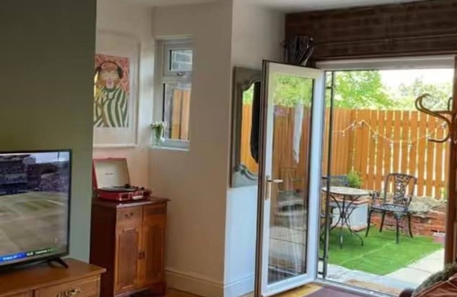 Rock Studio - Free Parking & WiFi Near City Centre