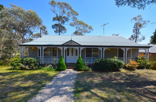 Rocky Mountain Cottage - Weatherboard Home, 3 Bedroom, 2 Bathroom, Spa Bath, Open Fireplace, Deck, Accessible